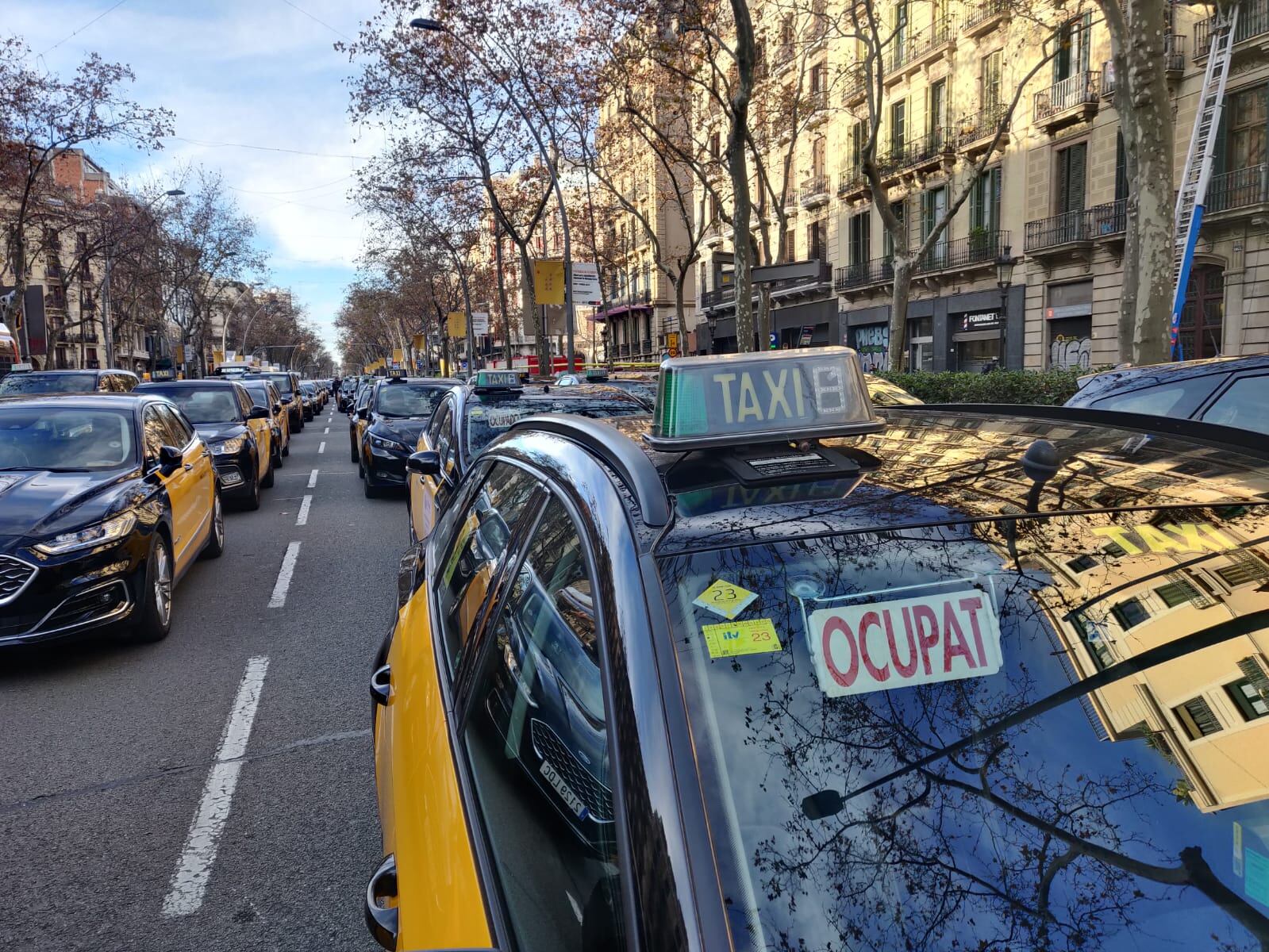 Els taxistes ocupen la Gran Via de Barcelona en una nova jornada de vaga