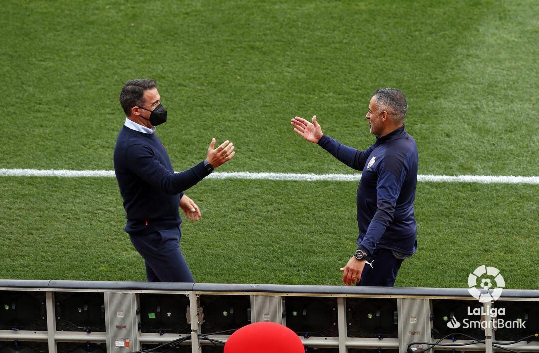 Luis García Plaza saludando a José Gomes en Son Moix.