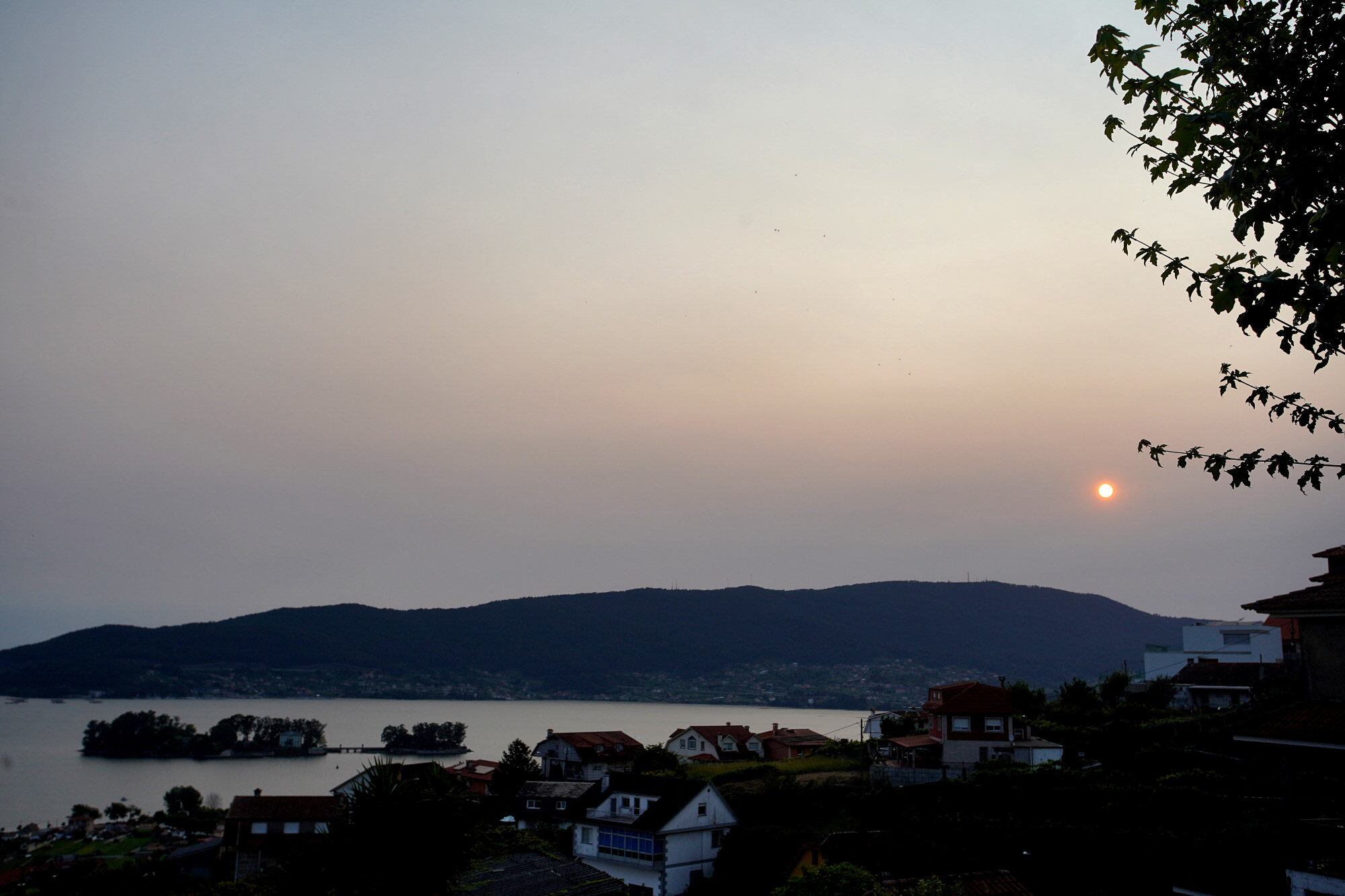 Cielo cubierto de humo de los incendios forestales de Canadá en la Ría de Vigo, este lunes