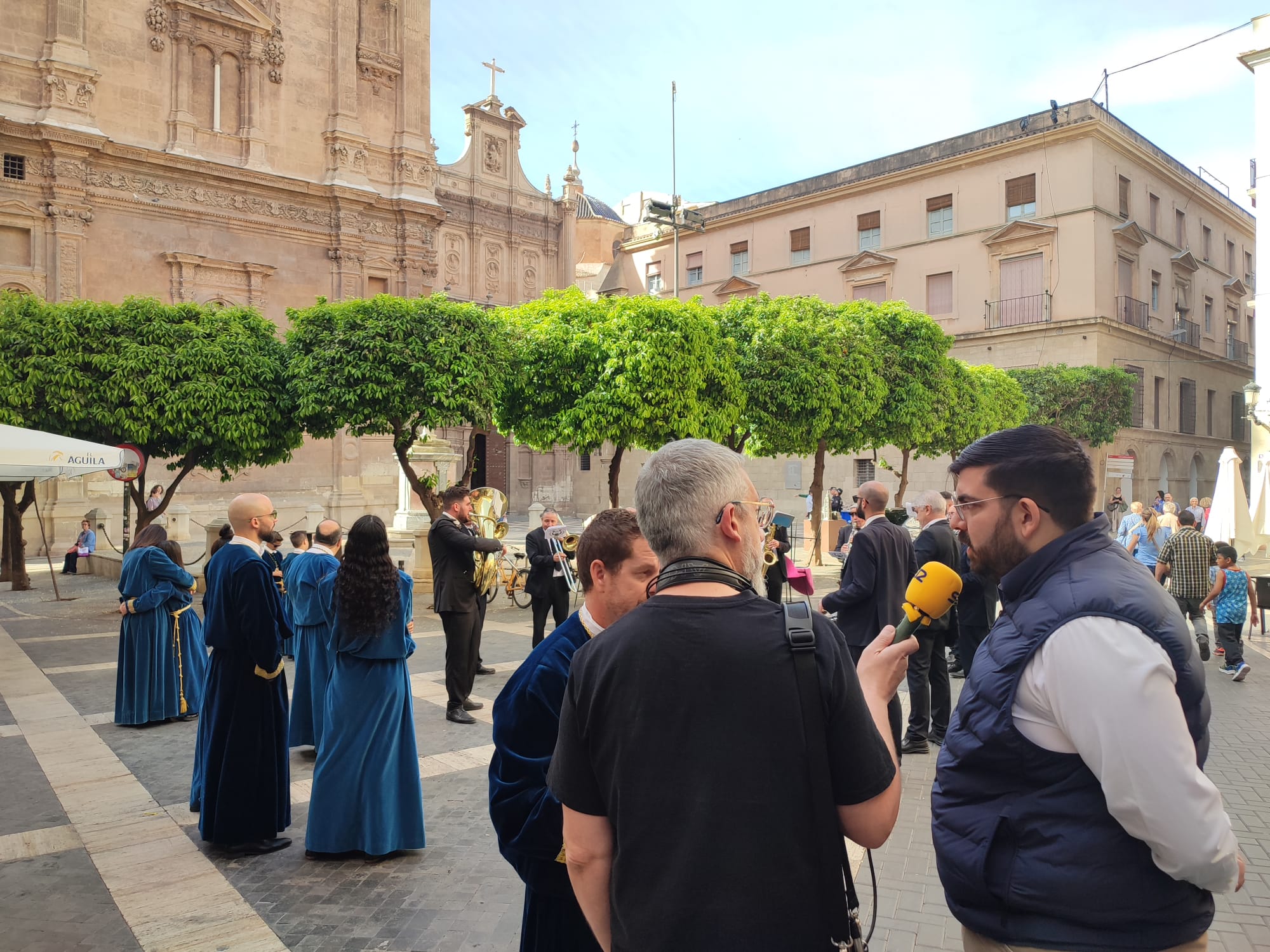 Jesús Béjar y Antonio Bo, charlando con Paco Sánchez para el programa Hoy por hoy Murcia, durante una de las paradas de la tradicional convocatoria de la Cofradía del Amparo