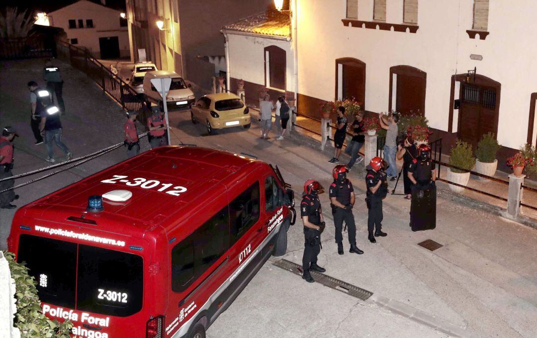 Agentes de la Policía Foral en las inmediaciones del lugar de los hechos