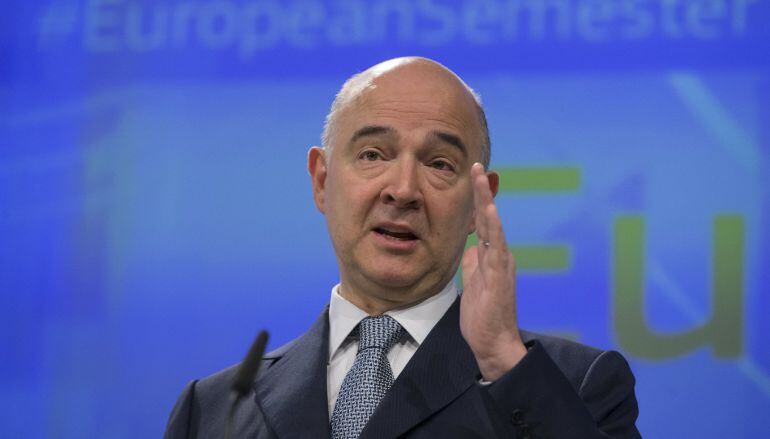 El comisario europeo de Asuntos Económicos de la Unión Europea (UE), Pierre Moscovici, ofrece una rueda de prensa para presentar el Semestre Europeo en Bruselas (Bélgica)