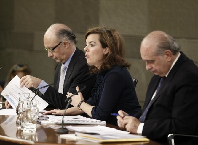 Soraya Sáenz de Santamaría, Jorge Fernández Díaz y Cristóbal Montoro durante la rueda de prensa posterior al Consejo de Ministros