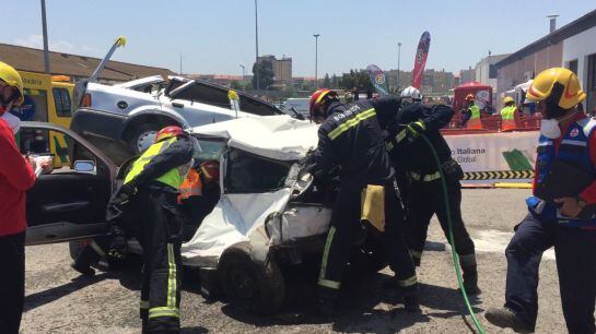 Los bomberos sofocan un incendio en el interior del vehículo y desactivan los airbag antes de que los equipos sanitarios se incorporen a la asistencia de la víctima