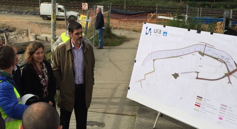 El alcalde de San Sebastián, Eneko Goia, y la consejera de Ordenación Territorial, Ana Oregi, durante la visita a las obras de las nueva pasarela de El Pilar.