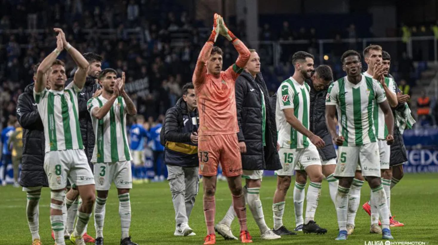 El Córdoba saluda a la afición del Real Oviedo tras ganar en el Nuevo Tartiere.