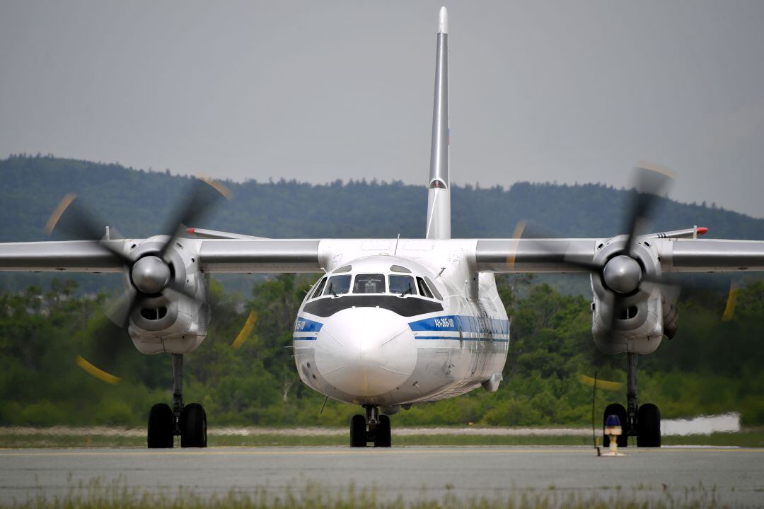 Hallan los restos de un avión desaparecido con 28 pasajeros en Rusia.