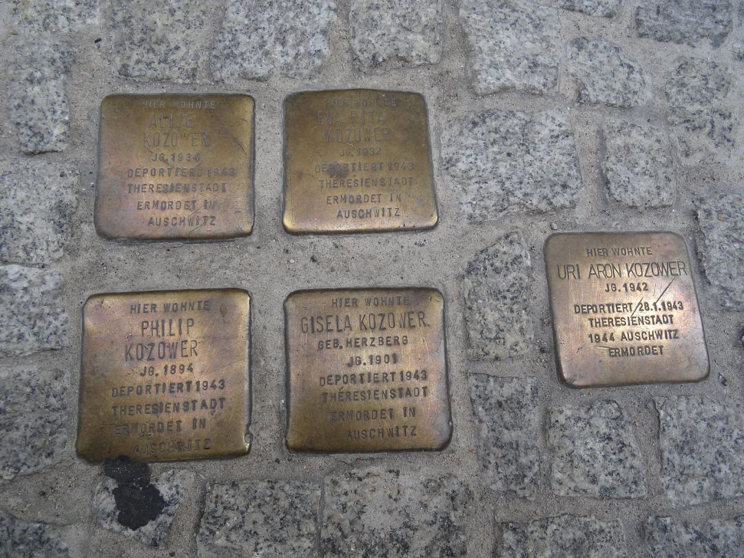 Ejemplo de memorial del Proyecto Stolpersteine men una calle alemana