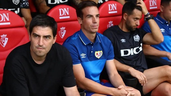 Íñigo Pérez, junto a Andoni Iraola en el banquillo del Rayo Vallecano