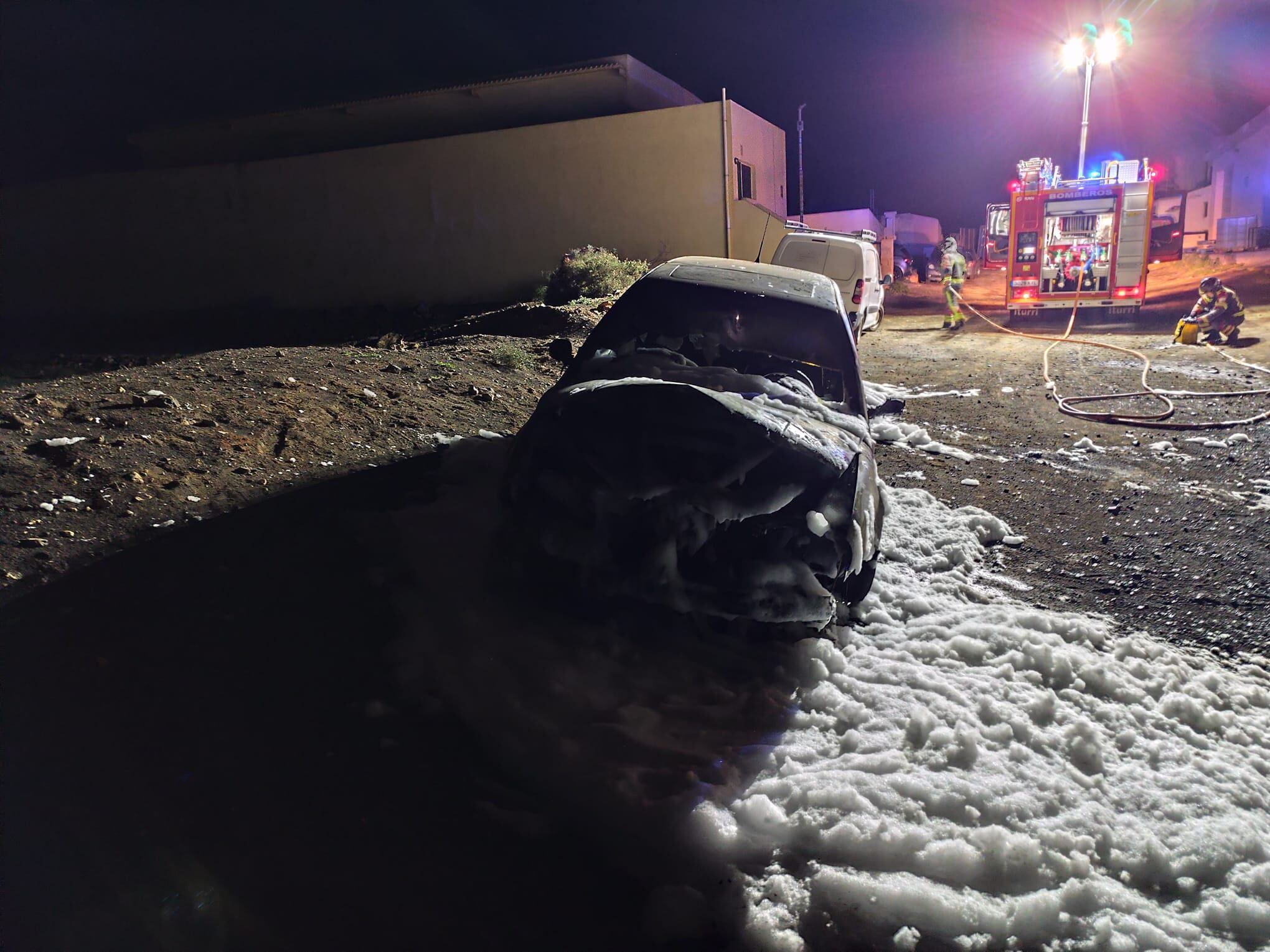 Vehículo incendiado en Uga.