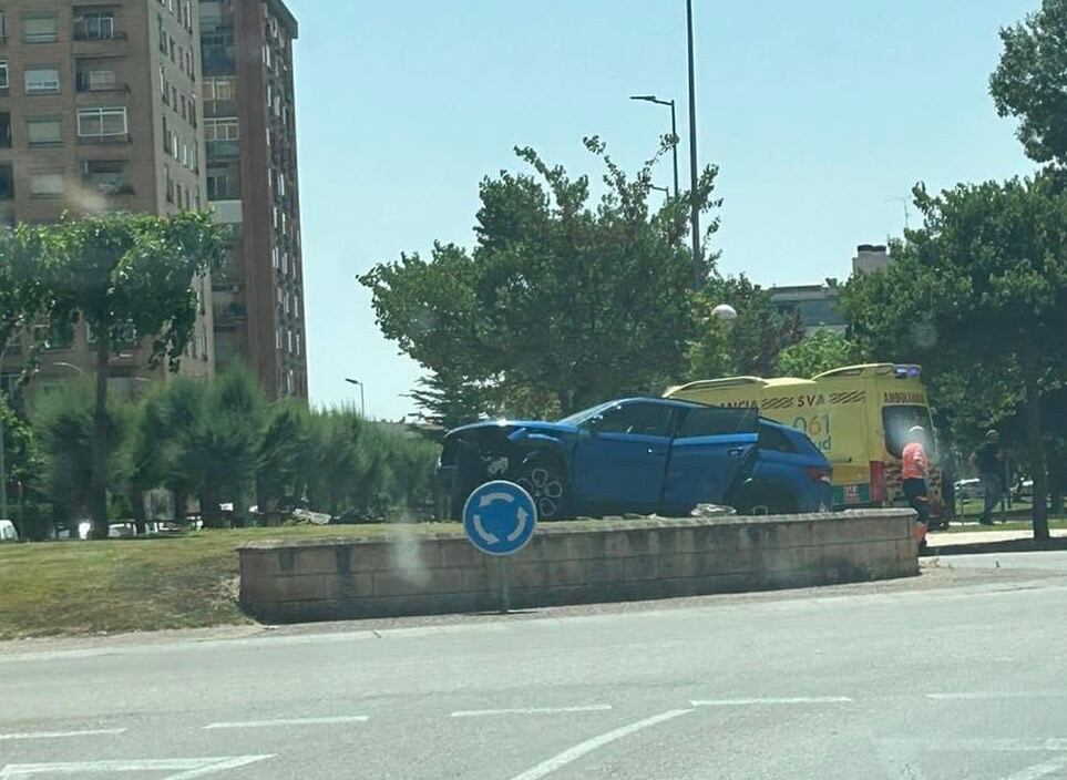 Así quedó el vehículo accidentado en la rotonda de Doctor Artero en Huesca