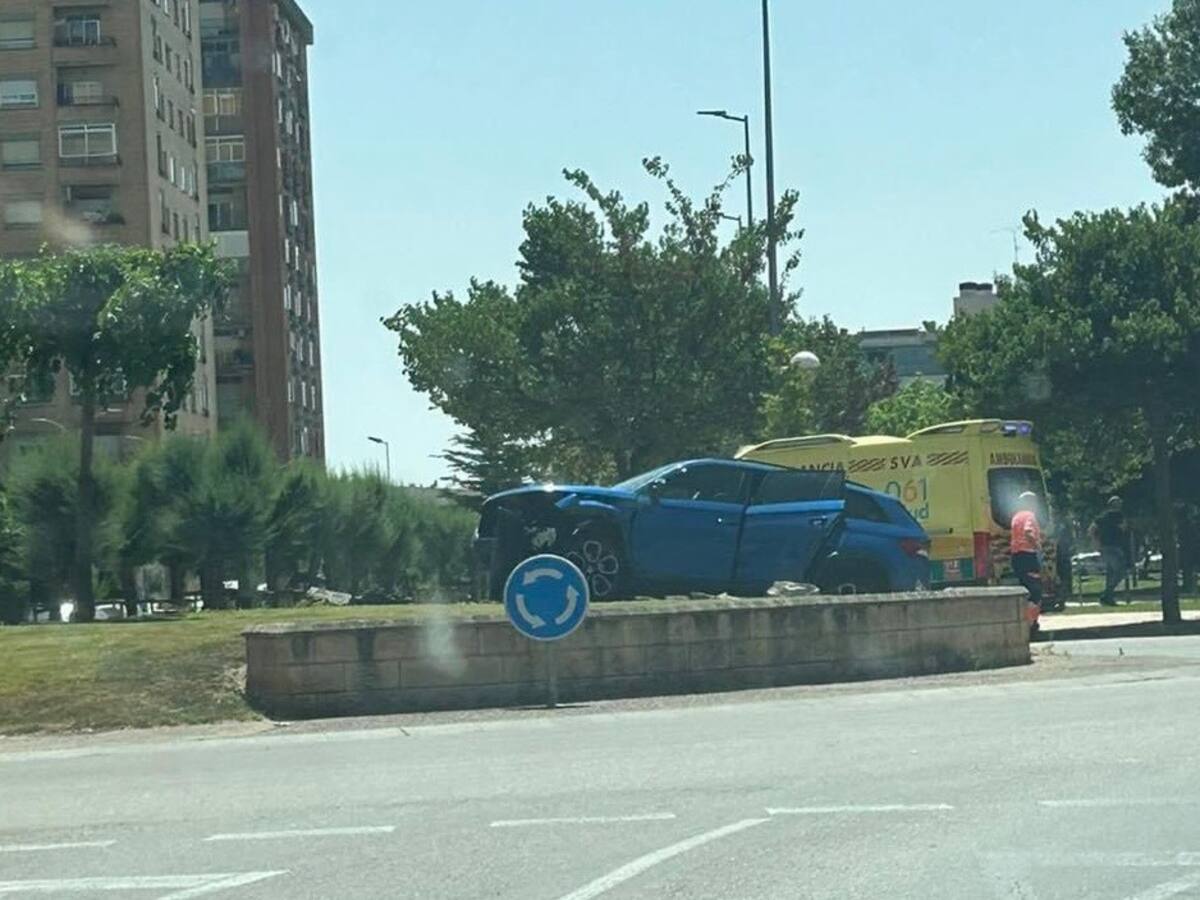 Un vehículo acaba encima de la rotonda de Doctor Artero tras un accidente