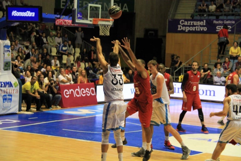 Alberto Corbacho, lanzando un triple en el partido contra el Zaragoza Basket en Fontes do Sar