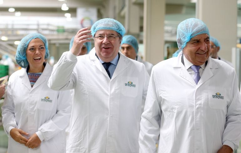 El presidente de la Junta visita las instalaciones de Entrepinares acompañado por la consejera de Agricultura y Ganadería