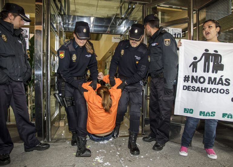 GRA269. BURGOS, 20/05/2015.- La Policía desaloja a uno de los miembros de la Plataforma de Afectados por la Hipoteca que han ocupado hoy durante varias horas el patio central de la Delegación territorial de la Junta de Castilla y León en Burgos para pedir