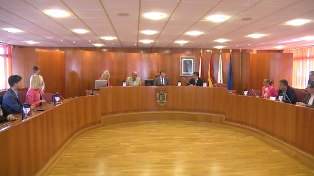 Imagen del último pleno de la legislatura en el Concello de Vigo, con Elena Muñoz todavía sentada en el asiento de la portavoz del PP y Diego Gago a su lado como concejal.