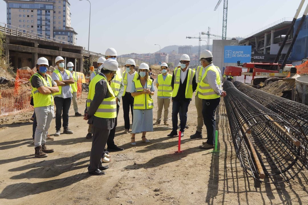 La conselleria de Infraestruturas, Ethel Vázquez (centro), visitando la obra de la nueva estación de autobuses de Vigo.