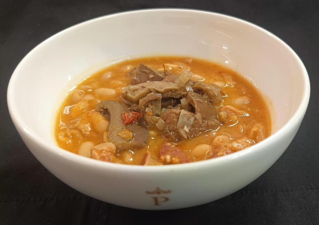 Níscalos estofados con judías del Barco (Parador de Gredos).