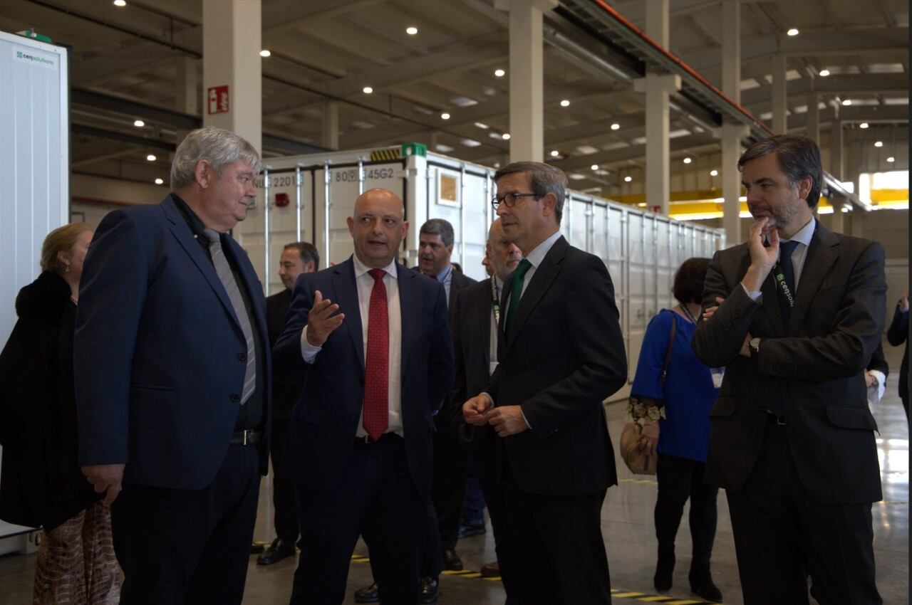 Visita a Cen Solutions del consejero de Política Industrial de la Junta, Jorge Paradela, y el alcalde de Dos Hermanas, Francisco Rodríguez.