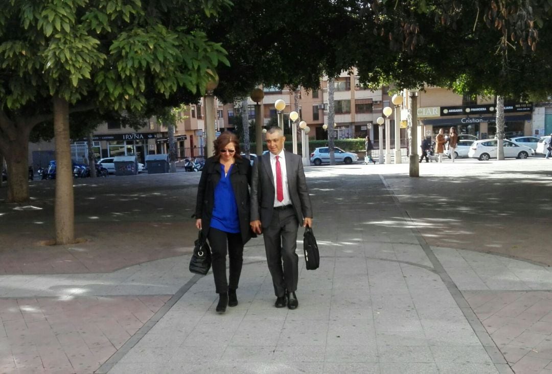 La exgerente del Patronato de Turismo de la Costa Blanca, Ana Kringe, junto con su abogado, a su llegada al Palacio de Justicia el pasado marzo.