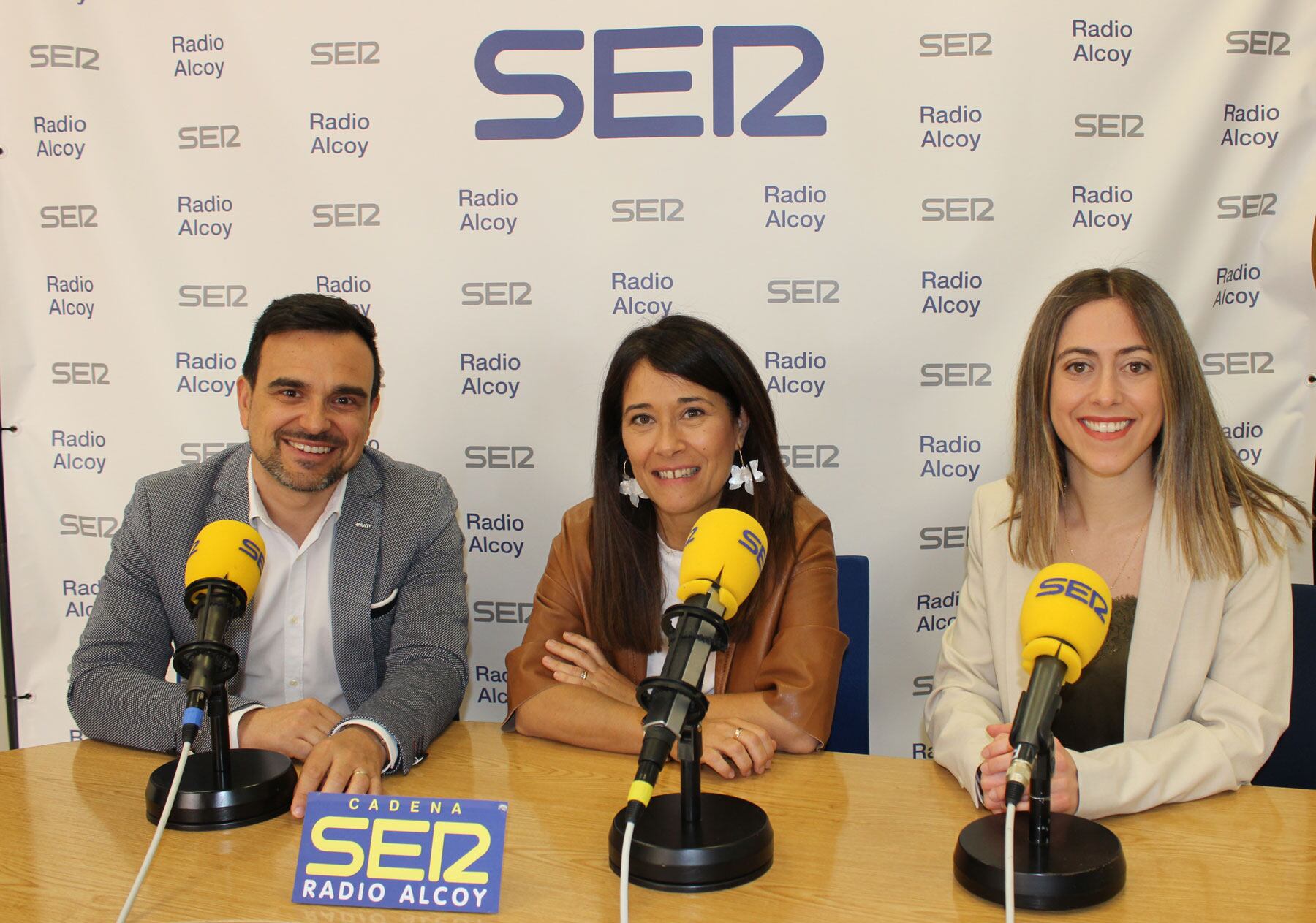 Nacho Palmer, Lorena Zamorano y Bea Doménech, en el estudio central de Radio Alcoy