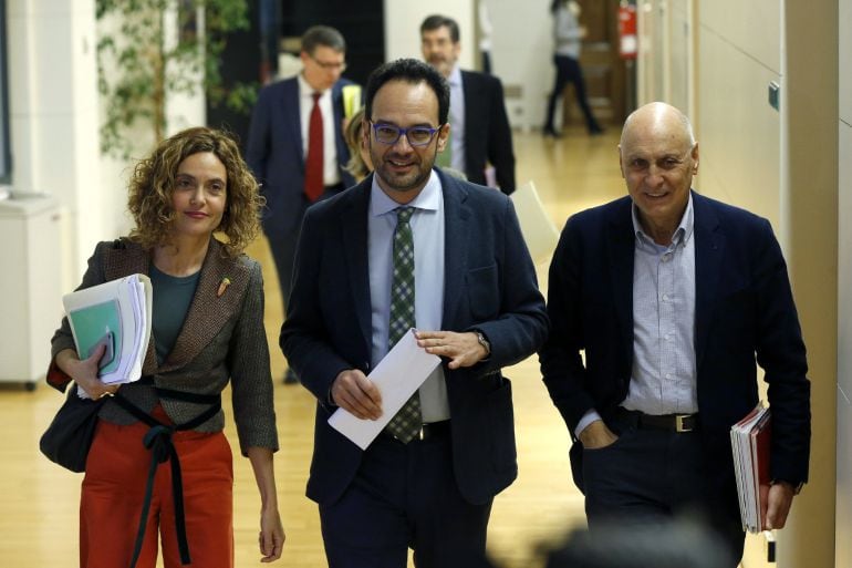 Los representantes del equipo de negociadores del PSOE, Antonio Hernando (c), Rodolfo Ares (d), y Meritxell Batet (i)