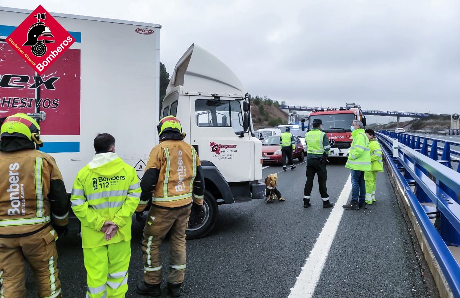 Intervención de los bomberos en la avería de un camión en la A7 a la altura de Cocentaina