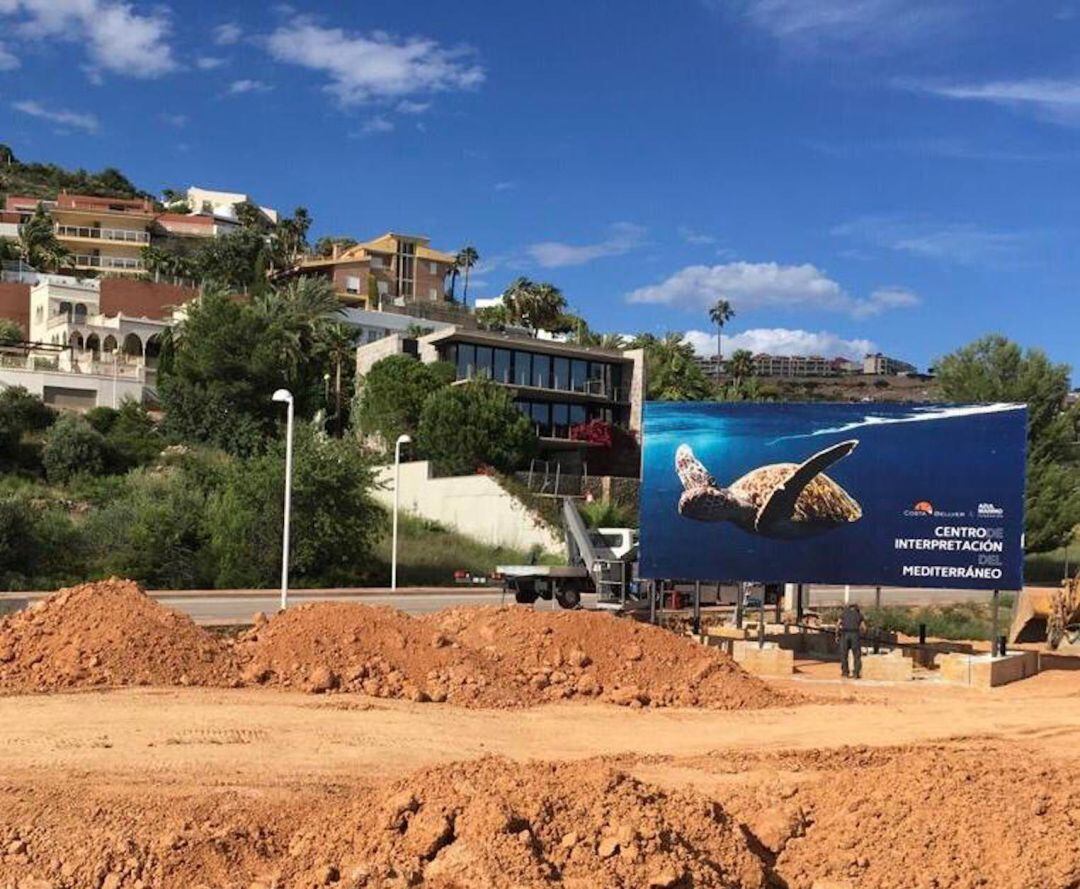 Cartel anunciador del proyecto del Centro de Interpretación del Mediterráneo en Torre Bellver