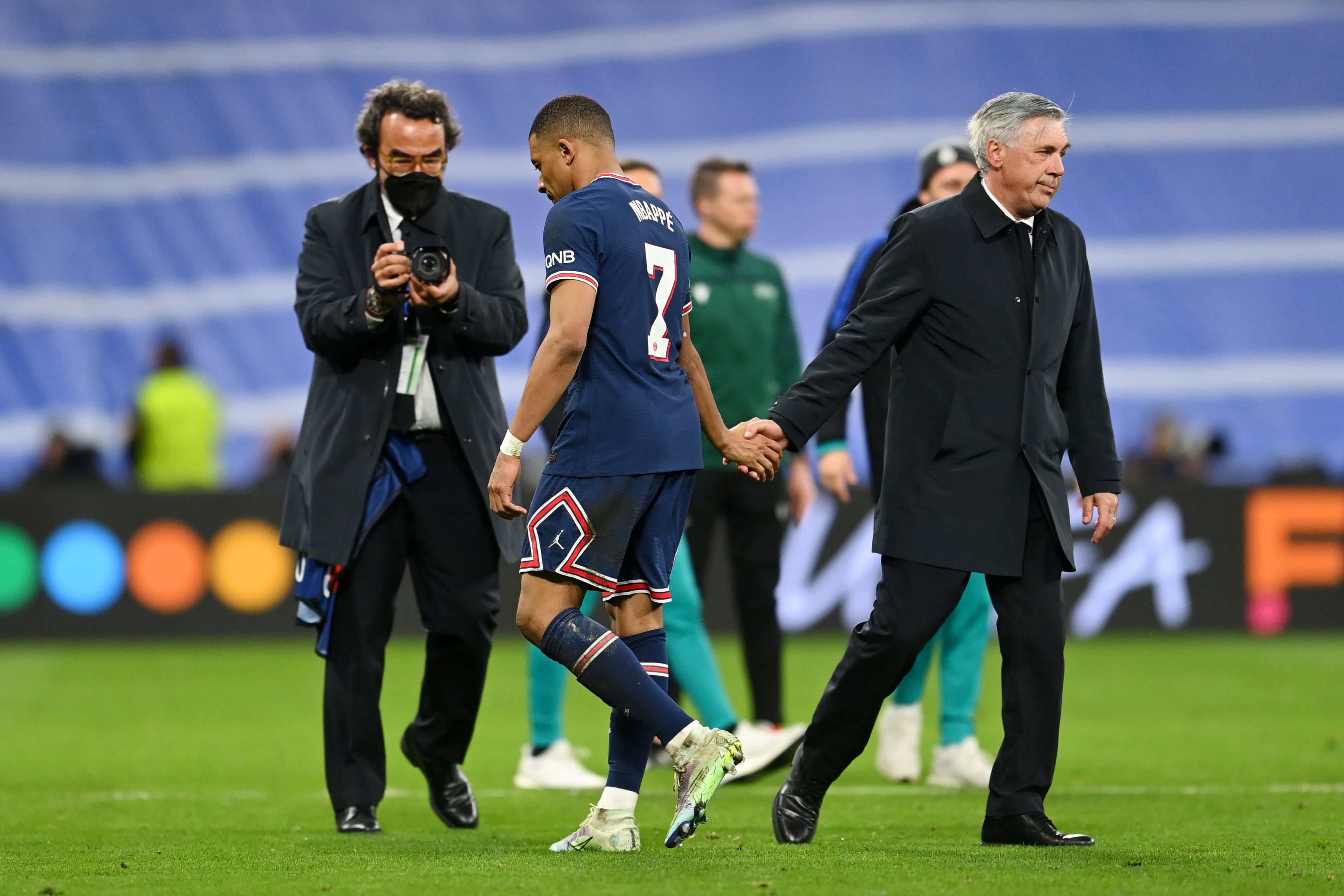 Kylian Mbappé y Carlo Ancelotti, durante un Real Madrid - PSG de Champions. (Photo by David Ramos/Getty Images)