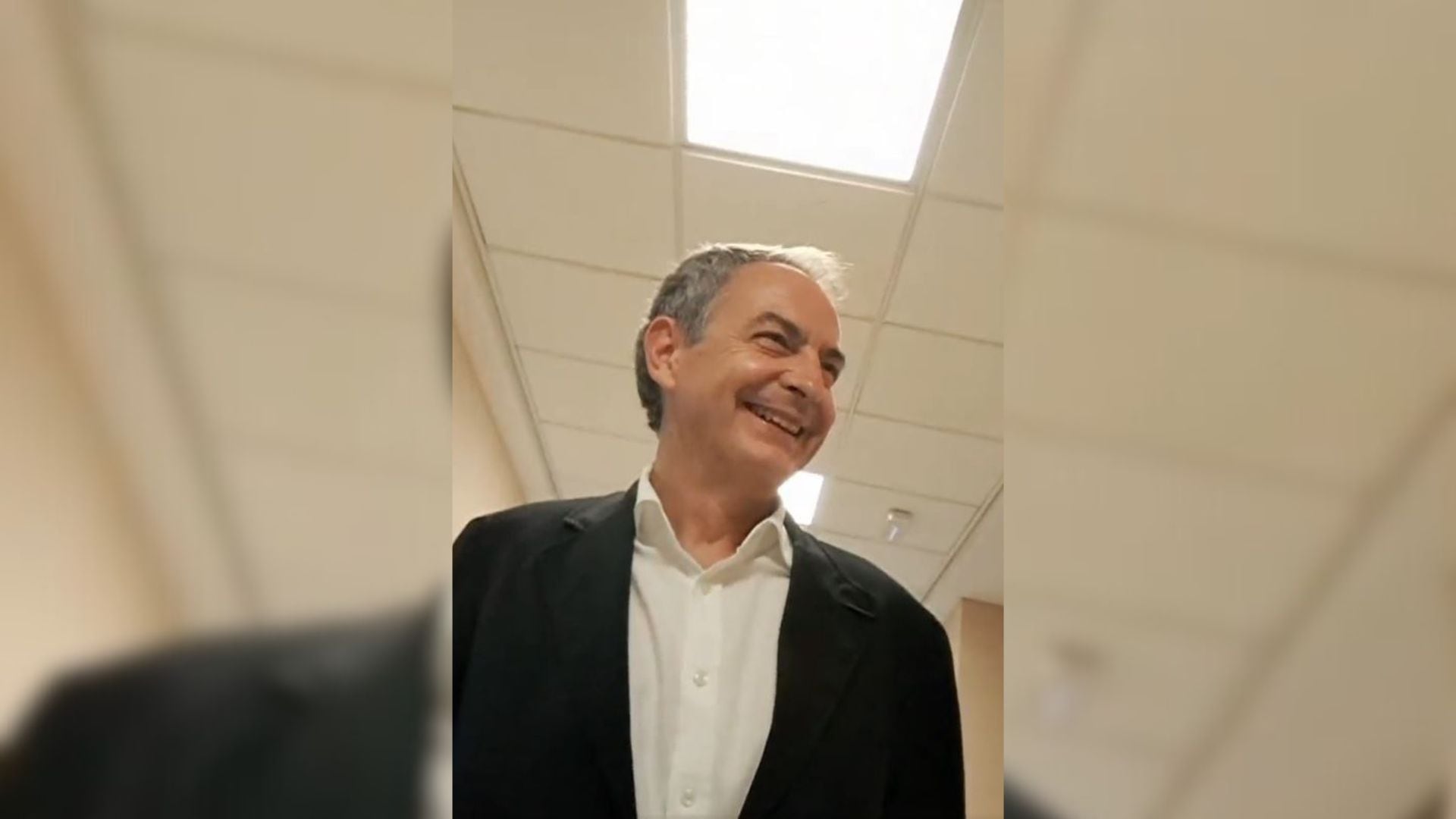 Captura de un vídeo en el que el expresidente del Gobierno José Luis Rodríguez Zapatero mantiene una conversación con un joven al que conoció años atrás.