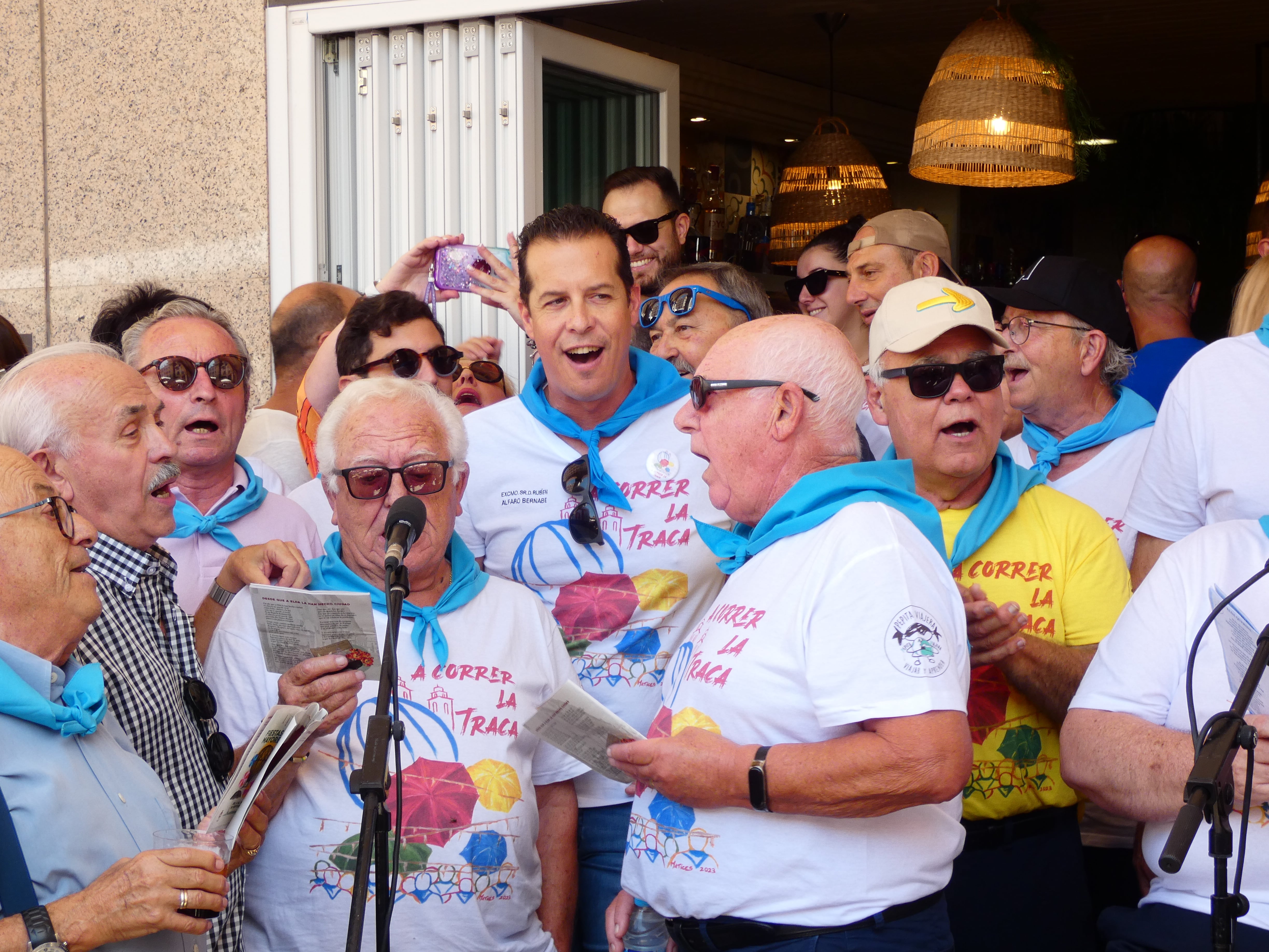 Un grupo de eldenses, conservadores de las tradiciones en las Fiestas Mayores de Elda, cantando canciones populares