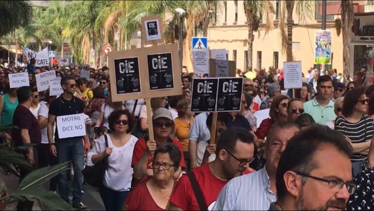 Vecinos de Motril protestan por el centro de inmigrantes que el gobierno central pretende instalar en el EVA 9