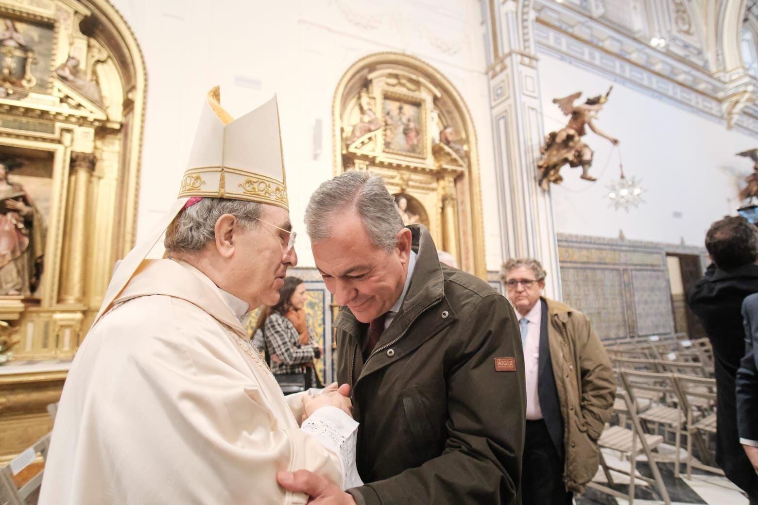 Imagen de archivo del alcalde José Luis Sanz saludando al arzobispo emérito de Sevilla, Juan José Asenjo Pelegrina