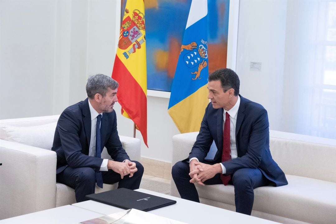 El presidente del Gobierno de España, Pedro Sánchez (derecha) junto al líder del Ejecutivo canario, Fernando Clavijo.