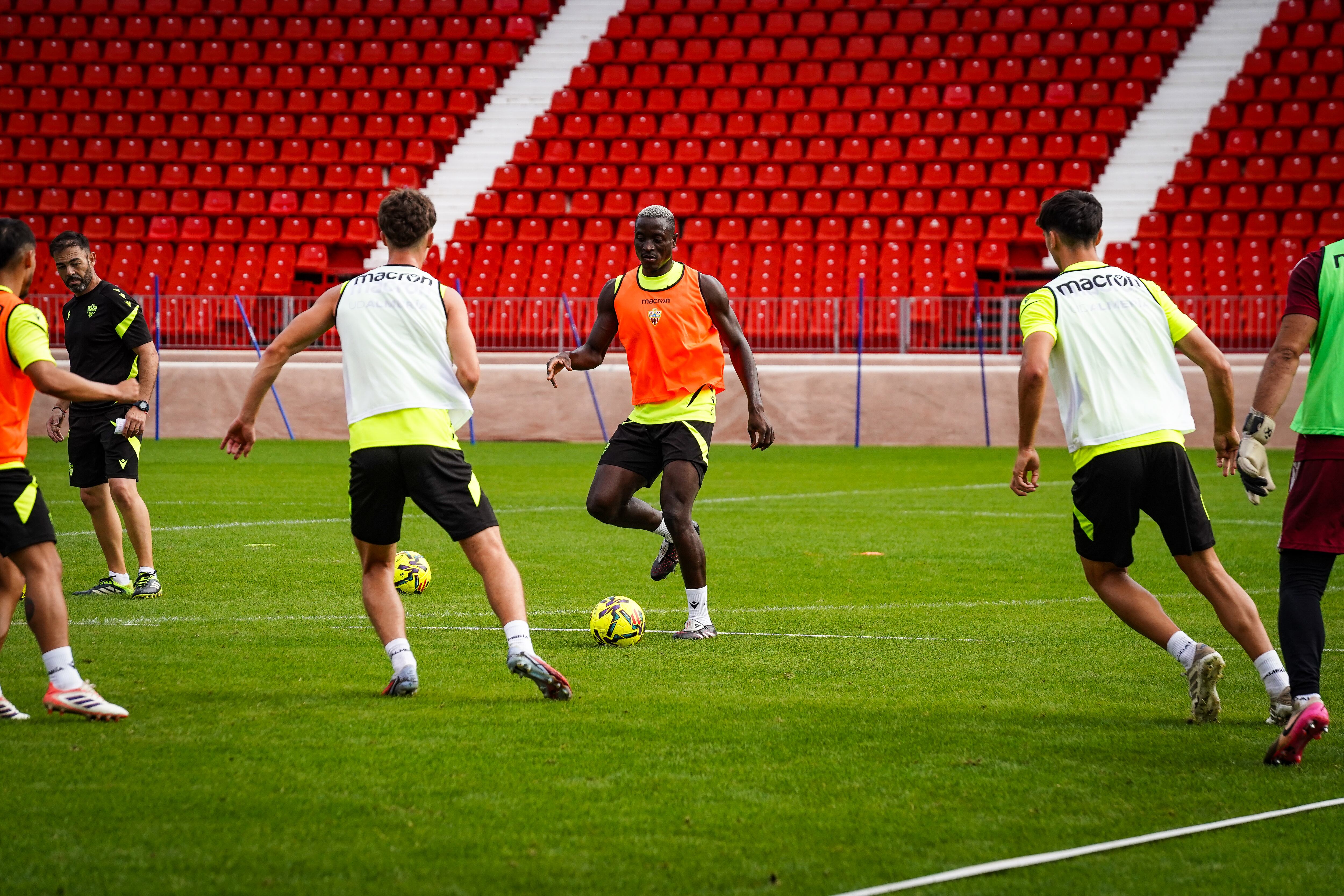 Dion Lopy en el entrenamiento del Almería en el Estadio de los Juegos Mediterráneos.