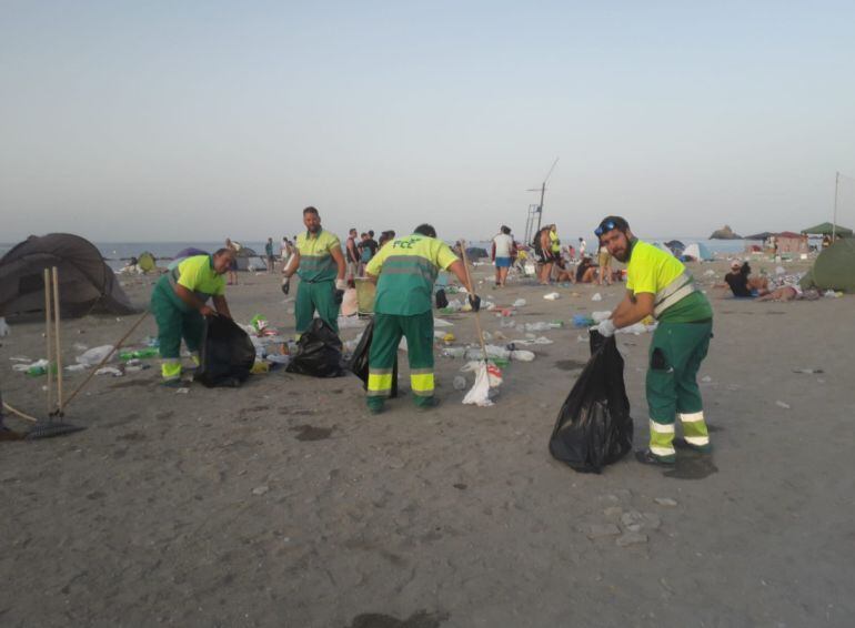 Operarios de Almuñécar limpian las playas tras la Noche de San Juan