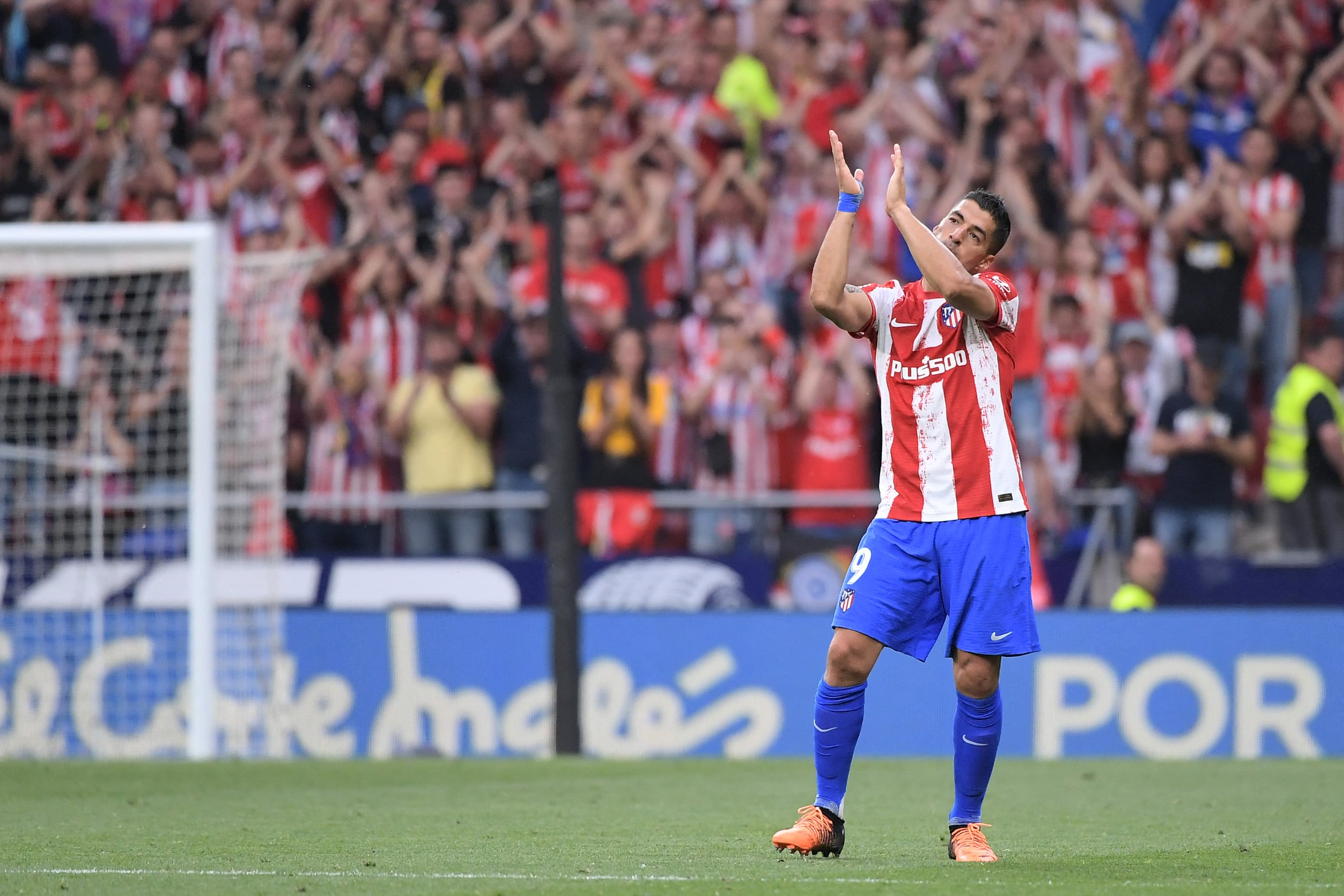 Luis Suarez despidiéndose del Wanda Metropolitano.