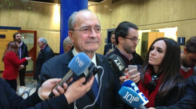 El alcalde de Málaga, Francisco de la Torre, atiende este lunes a los medios de comunicación