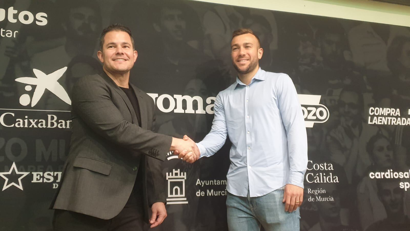 Rafa Santos estrechando la mano de Vinicius