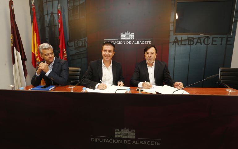 El momento de la firma del convenio