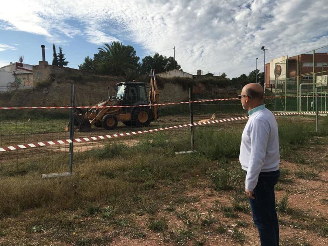 El alcalde de Monóvar visita el inicio de las obrs del skate park