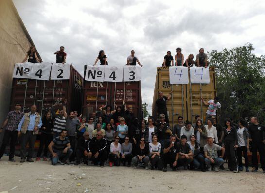 Foto de familia. Voluntarios y miembros de AAPS celebran el envío a Siria de tres contenedores de ayuda humanitaria