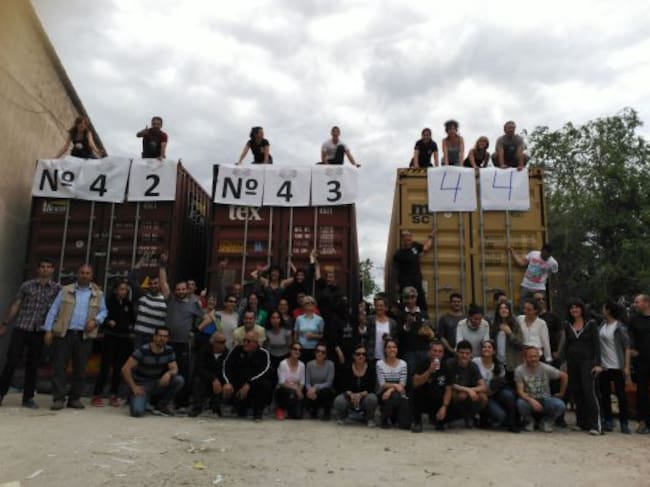 Foto de familia. Voluntarios y miembros de AAPS celebran el envío a Siria de tres contenedores de ayuda humanitaria