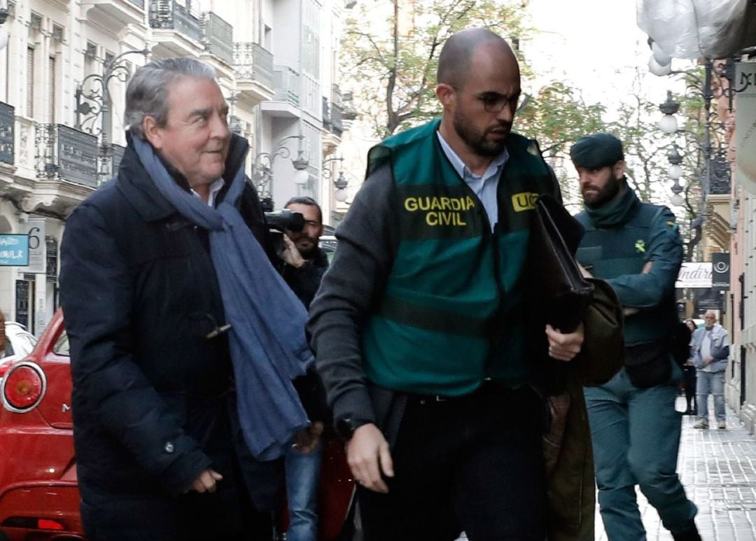 El abogado valenciano José María Corbín, cuñado de la fallecida exalcaldesa de València Rita Barberá, ha llegado a su despacho custodiado por agentes de la Unidad Central Operativa de la Guardia Civil para acompañarles en el registro, y lo ha hecho sonriente y levantando el pulgar a los periodistas.