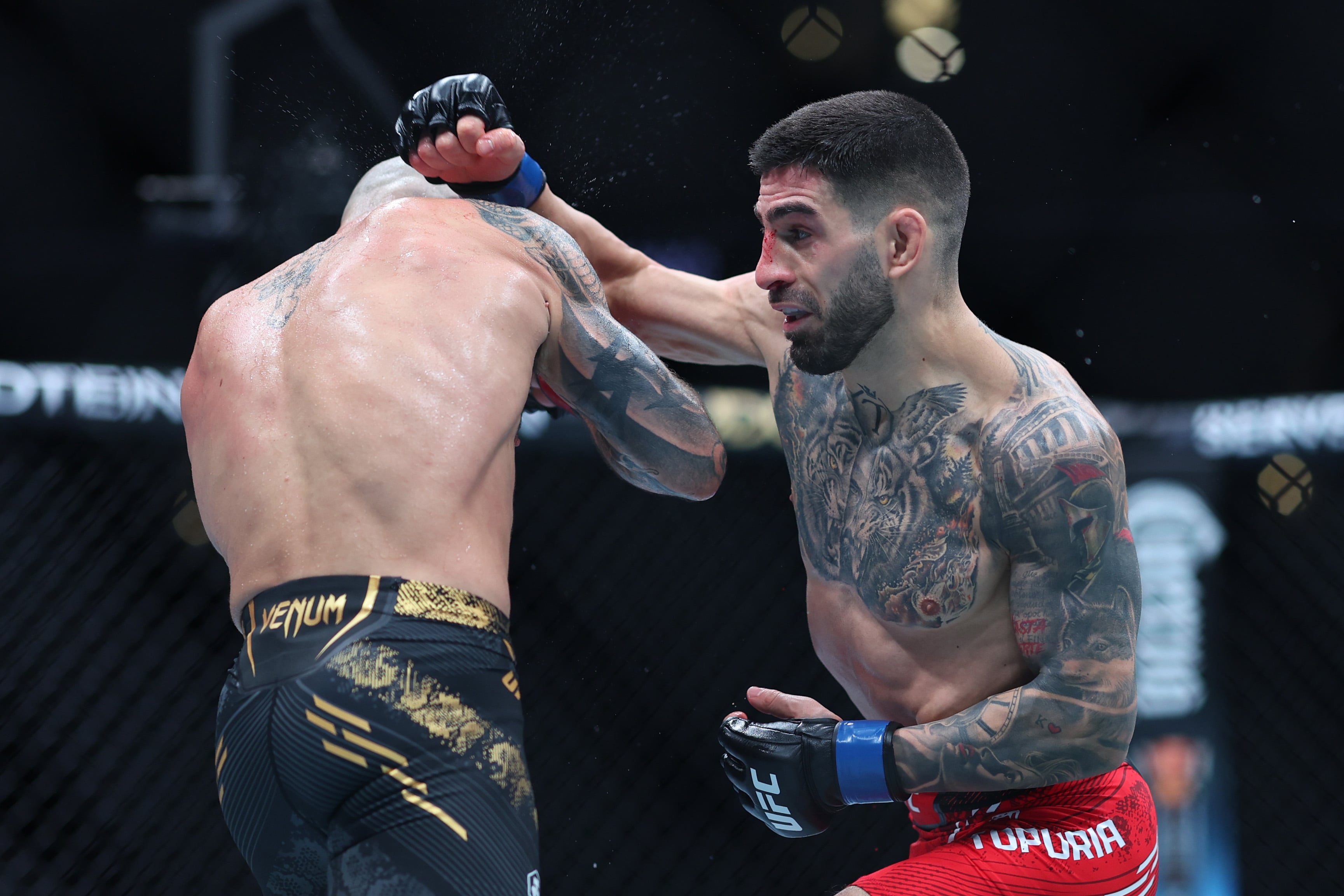 Alexander Volkanovski e Ilia Topuria pelean por el campeonato de la UFC 298 en el Honda Center. (Photo by Sean M. Haffey/Getty Images)