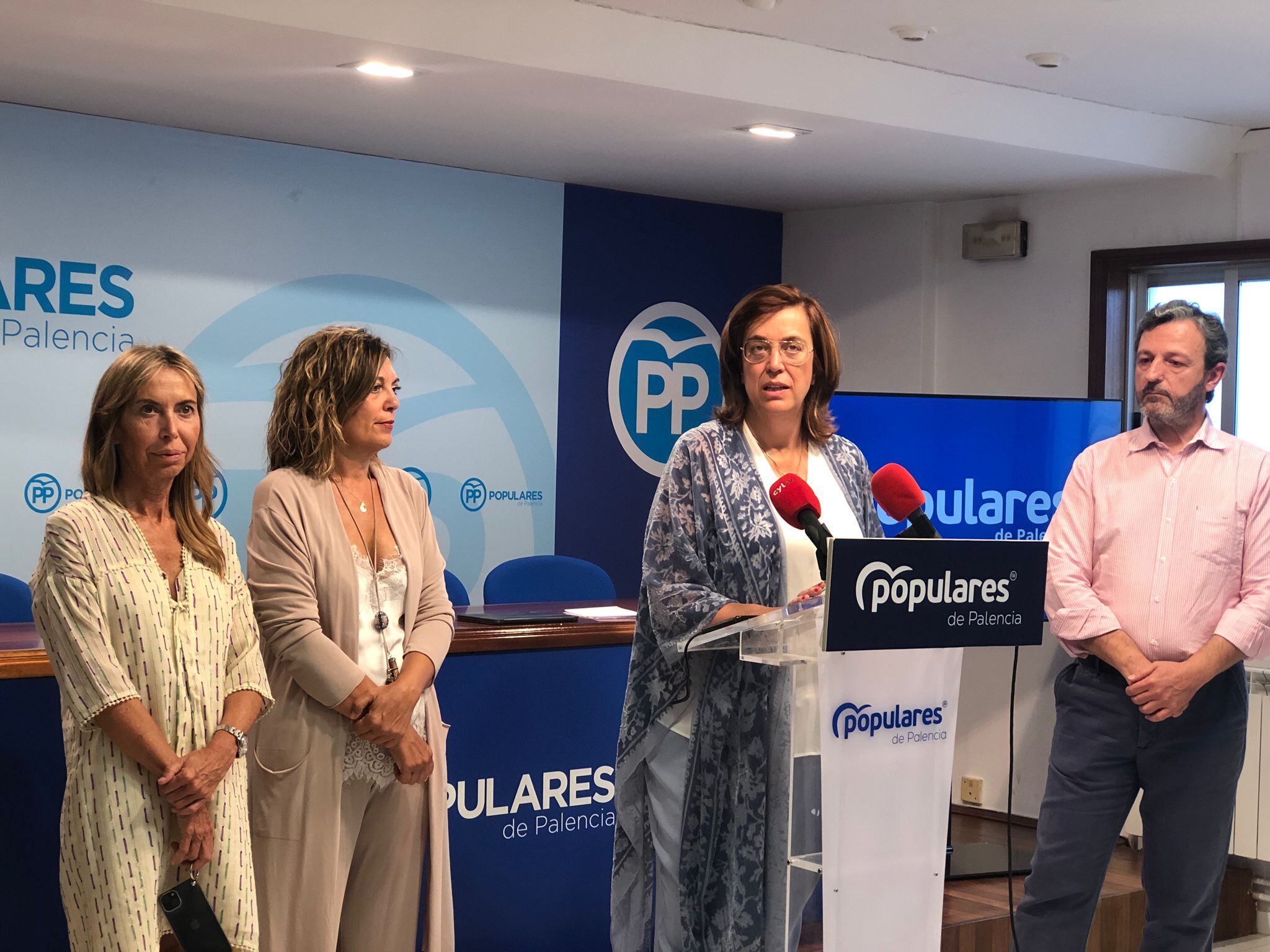 Carmen Fernández, primera por la izquierda, junto a Milagros Marcos, Ángeles Armisén y Miguel Ángel Paniagua