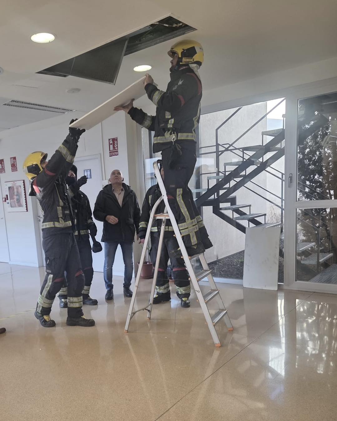 Bomberos revisando las instalaciones del centro de salud de Almagro