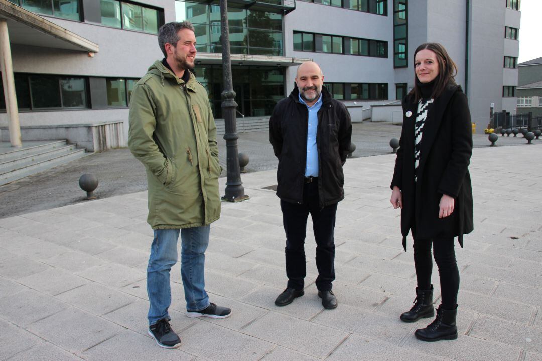 El teniente de alcaldesa en Lugo, Rubén Arroxo, el diputado en el Congreso, Néstor Rego, y la viceportavoz parlamentaria, Olalla Rodil