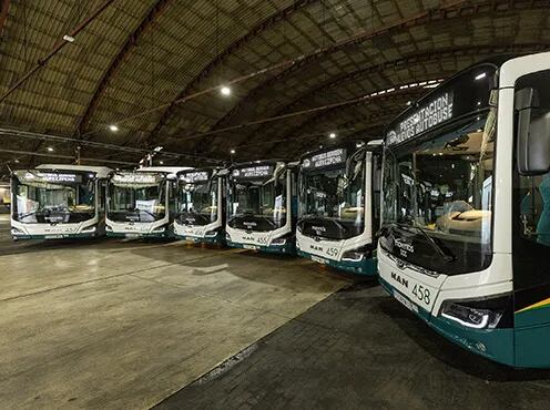 Varias villavesas en las cocheras