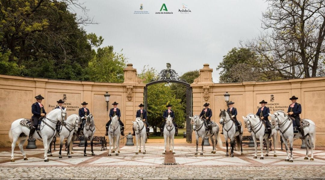 Jinetes a las puertas de la Real Escuela Andaluza del Arte Ecuestre